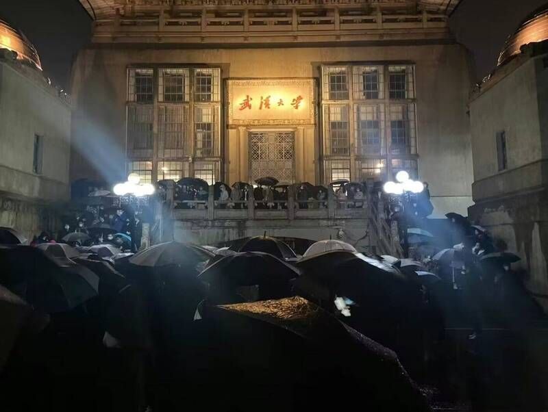 憂染疫爭取提前返鄉　武漢大學學生校內聚集抗議