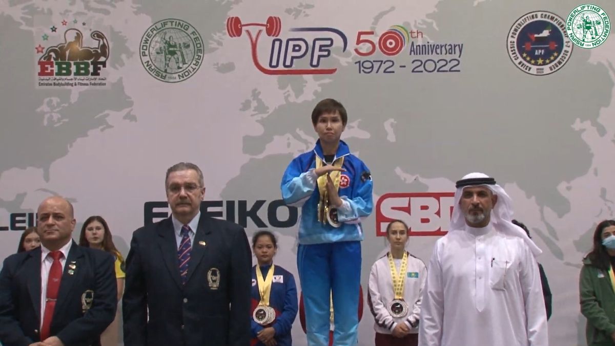 ▲奪得金牌的連煒楨在頒獎禮時聽到播錯國歌，展示「T字」手勢示意叫停。（YouTube影片截圖）