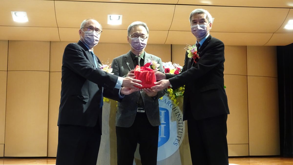 ▲國家衛生研究院今（5）日舉辦第七任院長司徒惠康就職典禮。左為卸任院長梁賡義院長，中為衛福部長暨國衛院董事長薛瑞元，右為新任院長司徒惠康。（圖／國衛院提供）