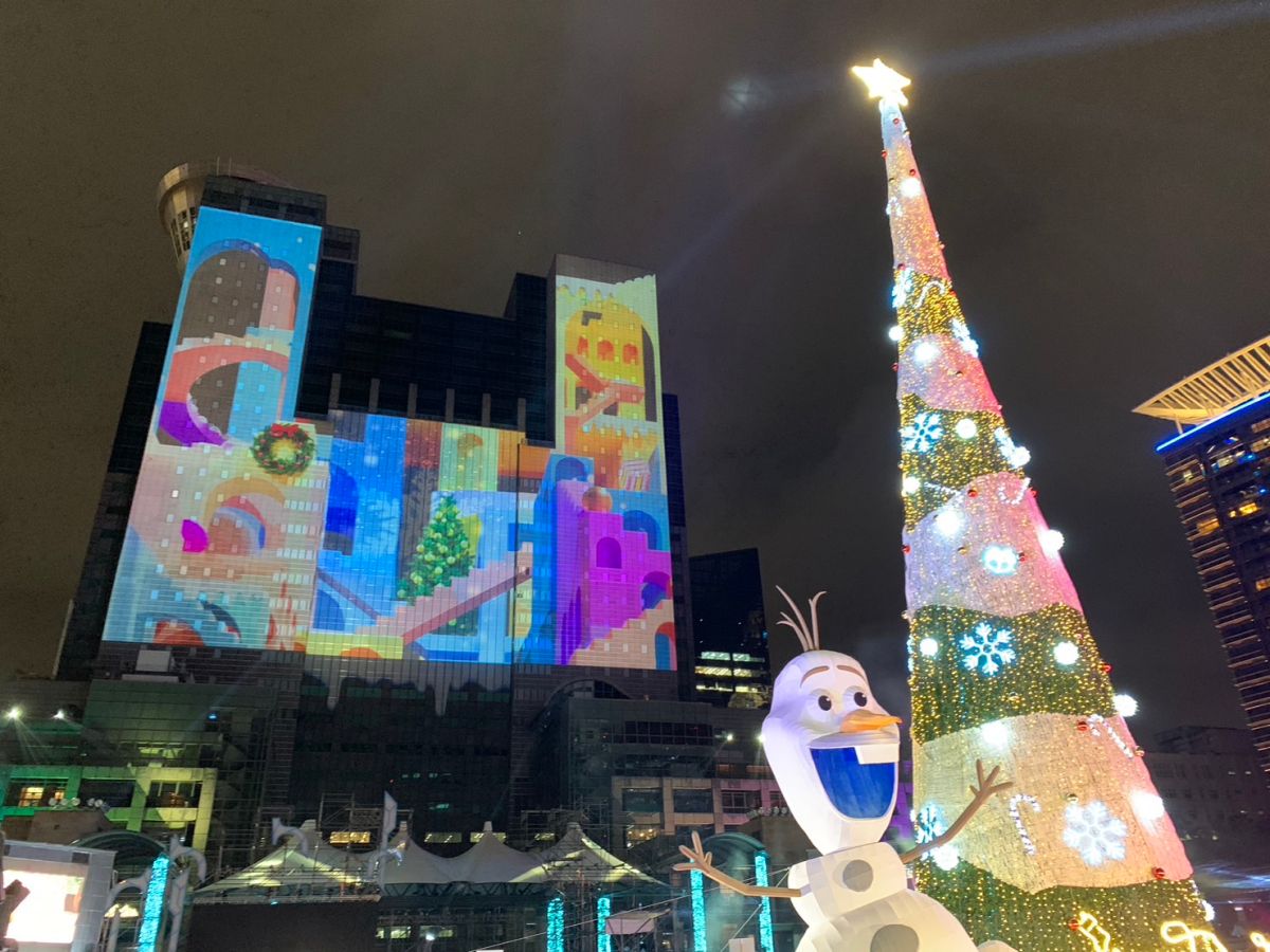 ▲今（5）日由新北市長侯友宜帶路之下，新北耶誕城第2支3D光雕雷射主燈秀於今晚換上新裝，隆重推出「Imaginary無限篇」，將新北市政府大樓「重新解構」，搭配炫彩光雕秀、定點灑雪花，將帶給市民旅客嶄新的視覺體驗！（圖／記者汪睿琦攝）