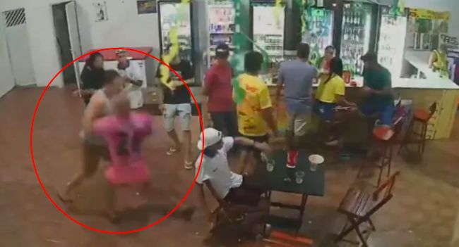 ▲巴西一支足球隊門將桑托斯（粉色球衣者），日前在酒吧與陌生酒客爆發肢體衝突，遭對方連開6槍擊中要害當場身亡。（翻攝自@noticiasdapc Twitter）