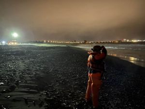 花蓮今晚有2位民眾於花蓮溪口岸際捕撈鰻苗卻遭大浪拍打落海,其中1人已被救起,另外一名年約51歲的男子,仍未尋獲,海巡人員目前正持續找尋。 ▲5日晚間,花蓮傳出有2名民眾落海,其中1人已被救起,另一名失蹤待尋。(圖/翻攝畫面)