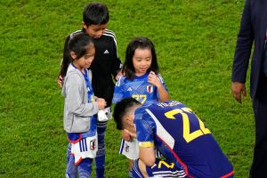 ▲日本隊長吉田麻也跪地痛哭時,其愛女走上賽場給予父親,畫面讓人看了十分溫馨。(圖/達志影像/美聯社) ▲日本隊長吉田麻也跪地痛哭時,其愛女走上賽場給予父親,畫面讓人看了十分溫馨。(圖/達志影像/美聯社)