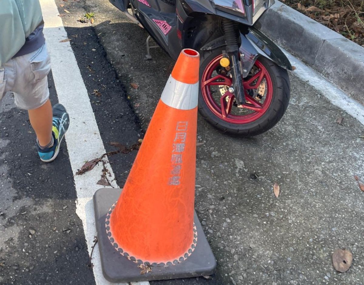 ▲有民眾控訴，自己在日月潭公有停車場遇到自稱「帶位停車」的服務人員。（圖／《爆料公社》）