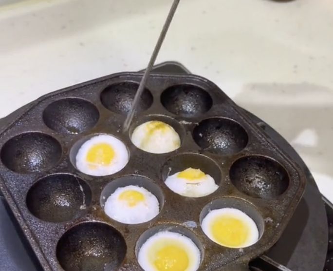 ▲鳥蛋也是夜市美食之一，有女網友因為太愛吃鳥蛋，直接自己買15隻鵪鶉圈養。（圖/Tik Tok@joyce2568）