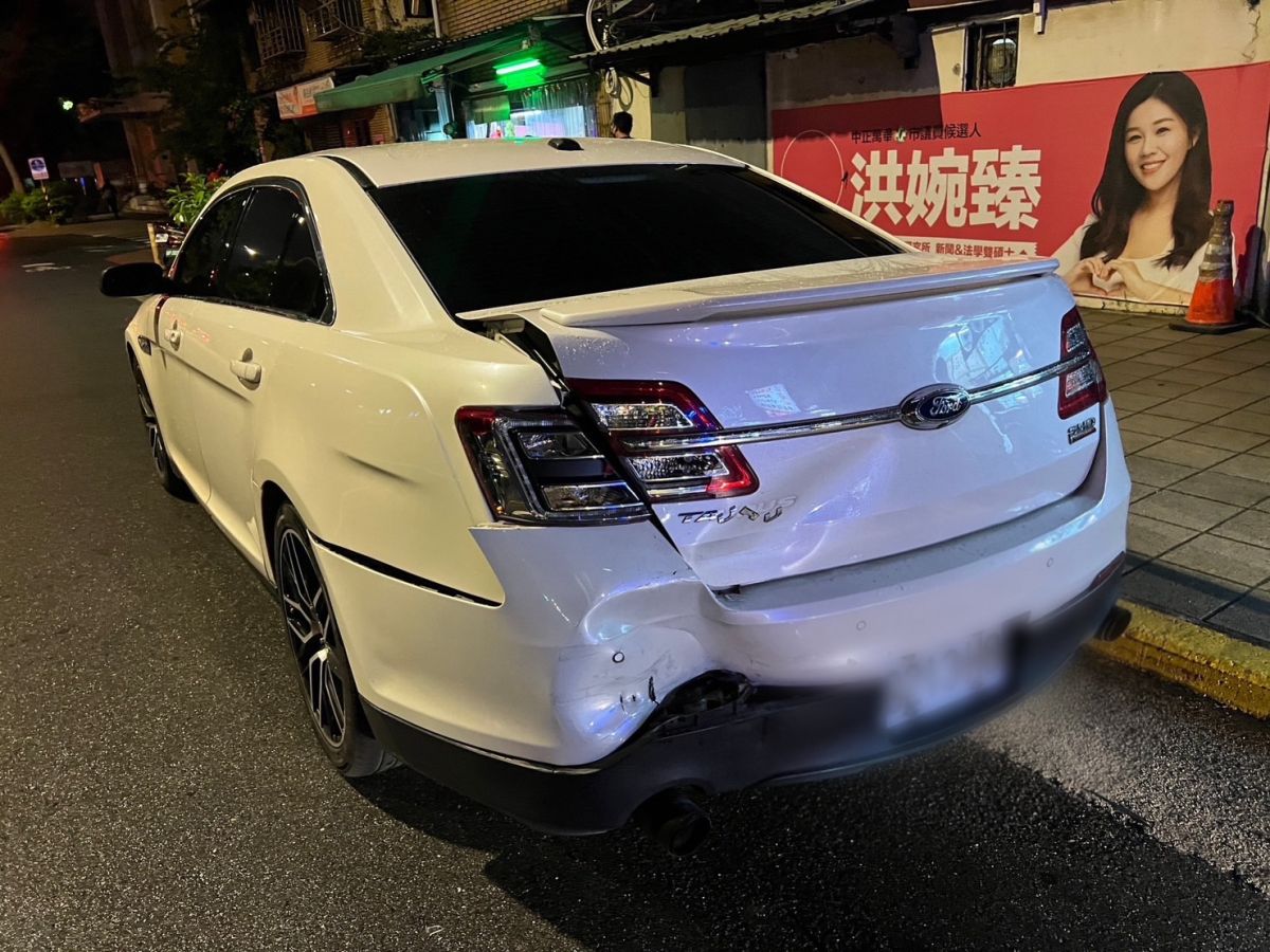 ▲林男停在店外的轎車遭人撞上，對方肇事逃逸，但林男撞車當下人在店內用餐，事後卻跑去驗傷謊稱自己在車上被撞，結果被依誣告等罪嫌移送法辦。（圖／翻攝畫面）
