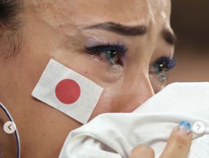 ▲日本隊在世足賽出局，美女球迷哭了。（FIFA官方）