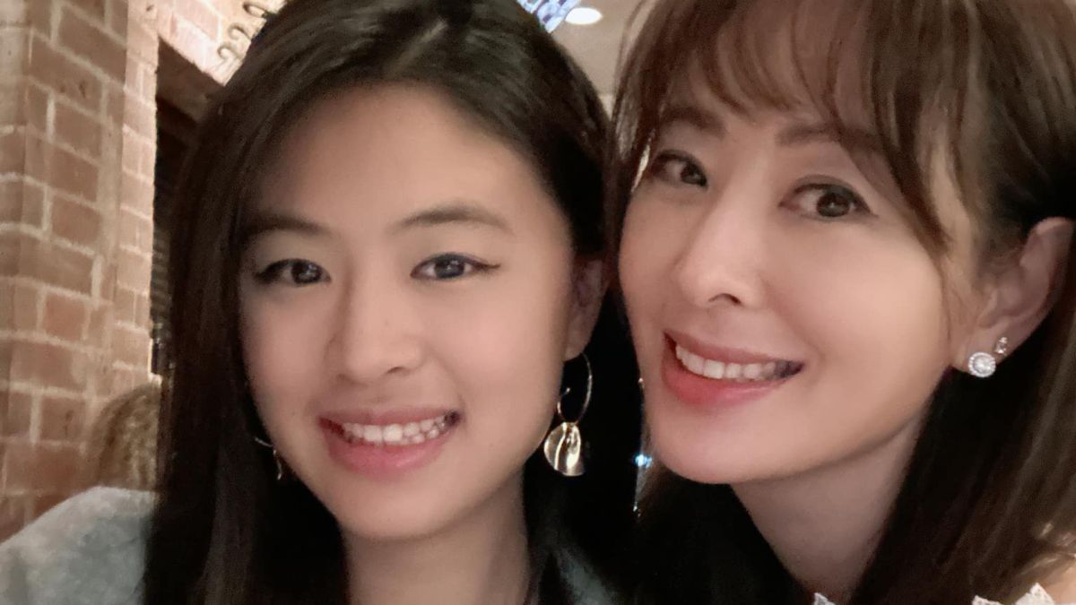 ▲賈永婕（右）幫長女安安慶祝20歲生日。（圖／翻攝自賈永婕的跑跳人生臉書）