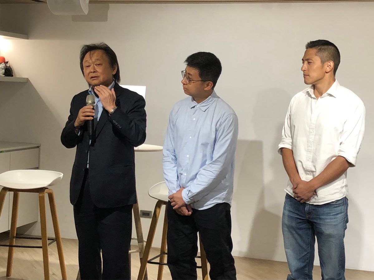 ▲王世堅稱讚王鴻薇問政認真，一起當了8年的「柯學家」，現在留下來當「蔣師」。（圖／記者嚴俊強攝，2022.12.06）