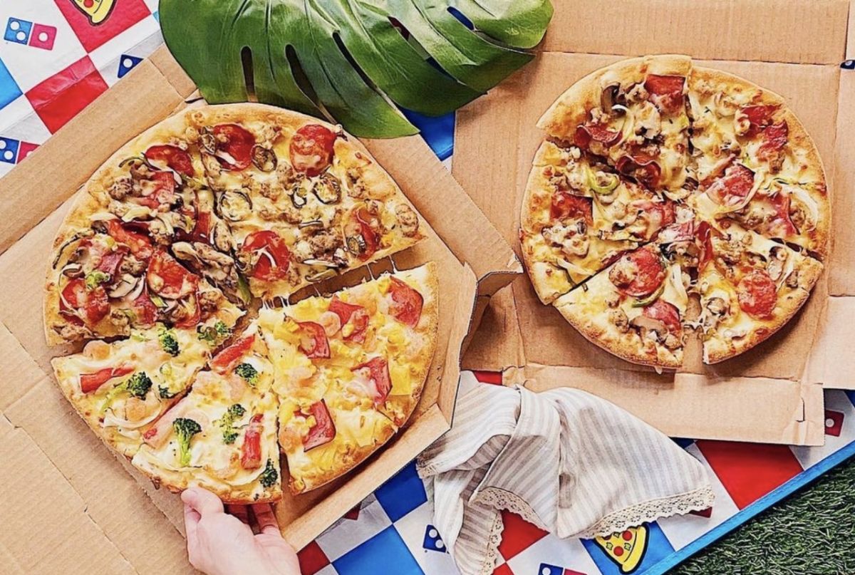 ▲達美樂最新推出世界10大起司四喜比薩，12/6今天還無預警推出一日快閃外帶大比薩222元；必勝客則有「超值必勝嗑」活動，平日外帶9吋小比薩149元起、12吋大比薩199元起。（圖／翻攝自達美樂FB）