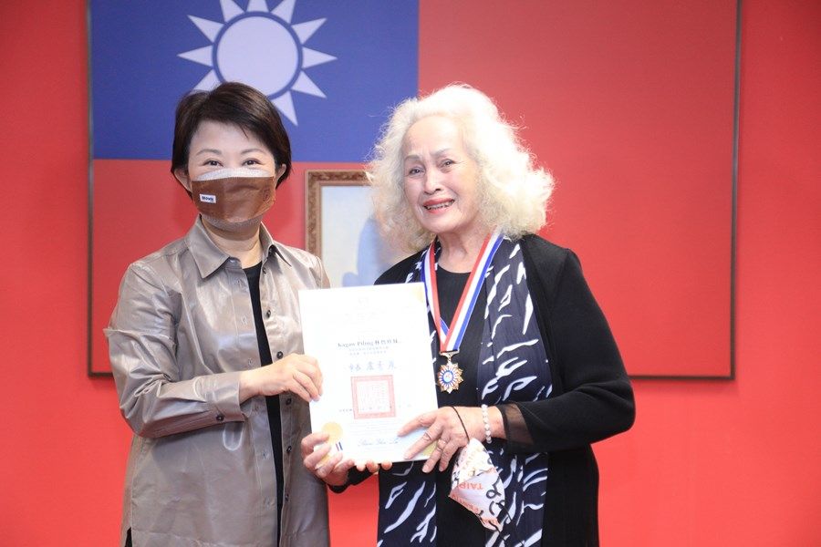 ▲台中市長盧秀燕頒獎表揚以《哈勇家》獲得金馬獎最佳女配角的74歲市民林詹珍妹。（圖／台中市政府提供，2022.12.06）