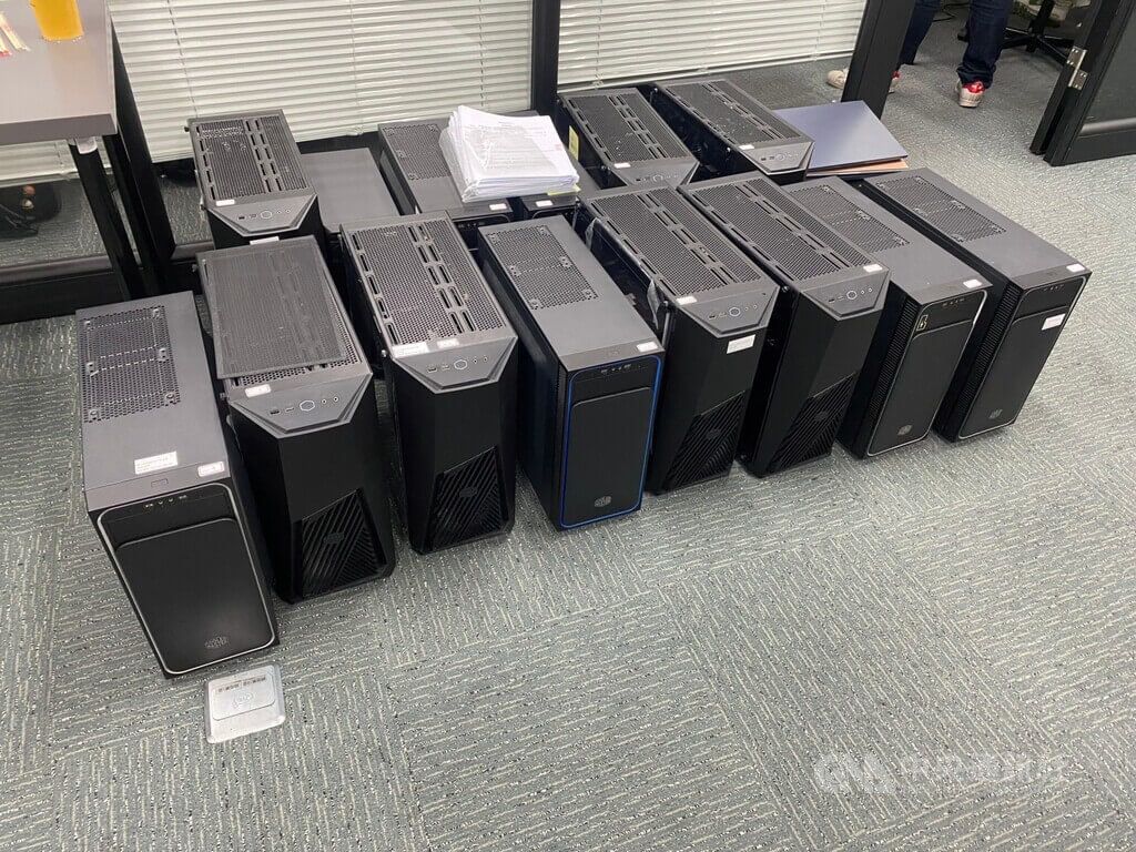 ▲世界盃足球賽開打，吸引大批球迷投注運彩，台中市警方今天宣布，查獲跨國線上博弈網站藏身七期商辦大樓，逮獲日本主嫌等44人到案，清查1年投注賭資逾8000億日圓（約新台幣1800億元）。（圖／中央社）