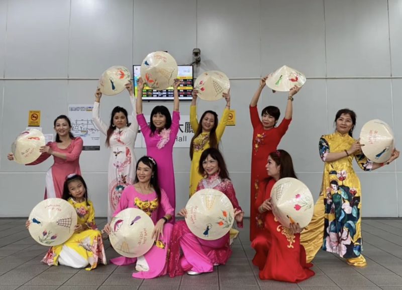 ▲桃園市新移民女性關懷協會演出越南斗笠舞蹈。（圖／移民署提供）