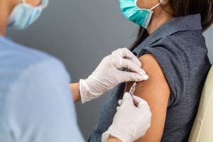 暑假出遊增COVID-19感染風險！醫提醒3族群打滿疫苗
