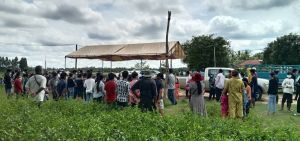 ▲幾十位柬埔寨居民在篩檢站排隊候檢。（圖／教育部）