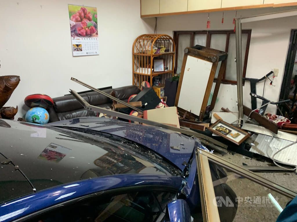 ▲胡姓男子6日中午駕駛一輛藍色特斯拉行經基隆市復興路時，疑因恍神先擦撞路旁車輛，隨後更衝進民宅，嚇壞屋內婦人，所幸未釀傷亡。中央社記者王朝鈺攝 111年12月6日