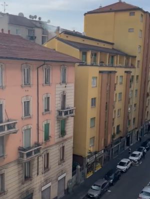▲義大利網友正在拍街景，發現旁邊有一道視線。（圖／Youtube： ViralHog）