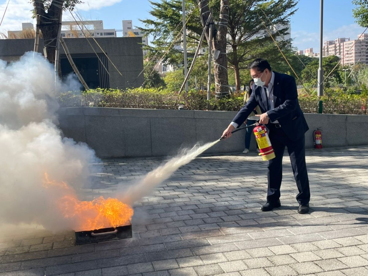 ▲南紡購物中心副總經理楊鈵彥操作滅火器對燃燒的游盆滅火（圖／記者林怡孜攝，2022,12,06）