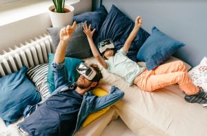 旅客想來一場結合虛擬實境(VR)或擴增實境(AR)旅行體驗。(圖/) ▲旅客想來一場結合虛擬實境(VR)或擴增實境(AR)旅行體驗。(圖/)