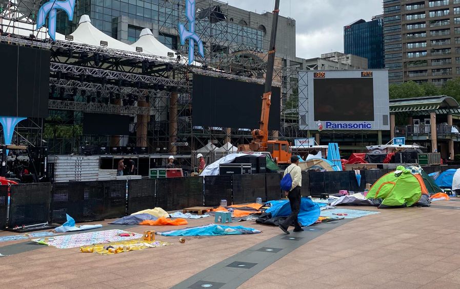 ▲民眾行經新北耶誕城還在架設的舞台，卻發現前方已經有多頂帳篷，地墊以及睡袋並排佔位。（圖／《爆廢公社二館》）
