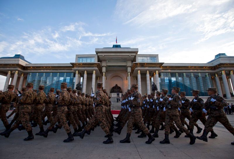 ▲蒙古民眾聚集在首都烏蘭巴托（Ulaanbaatar）的政府大樓「國家宮」前進行大規模示威，要求政府徹查失蹤的煤炭。資料照。（圖／美聯社／達志影像）
