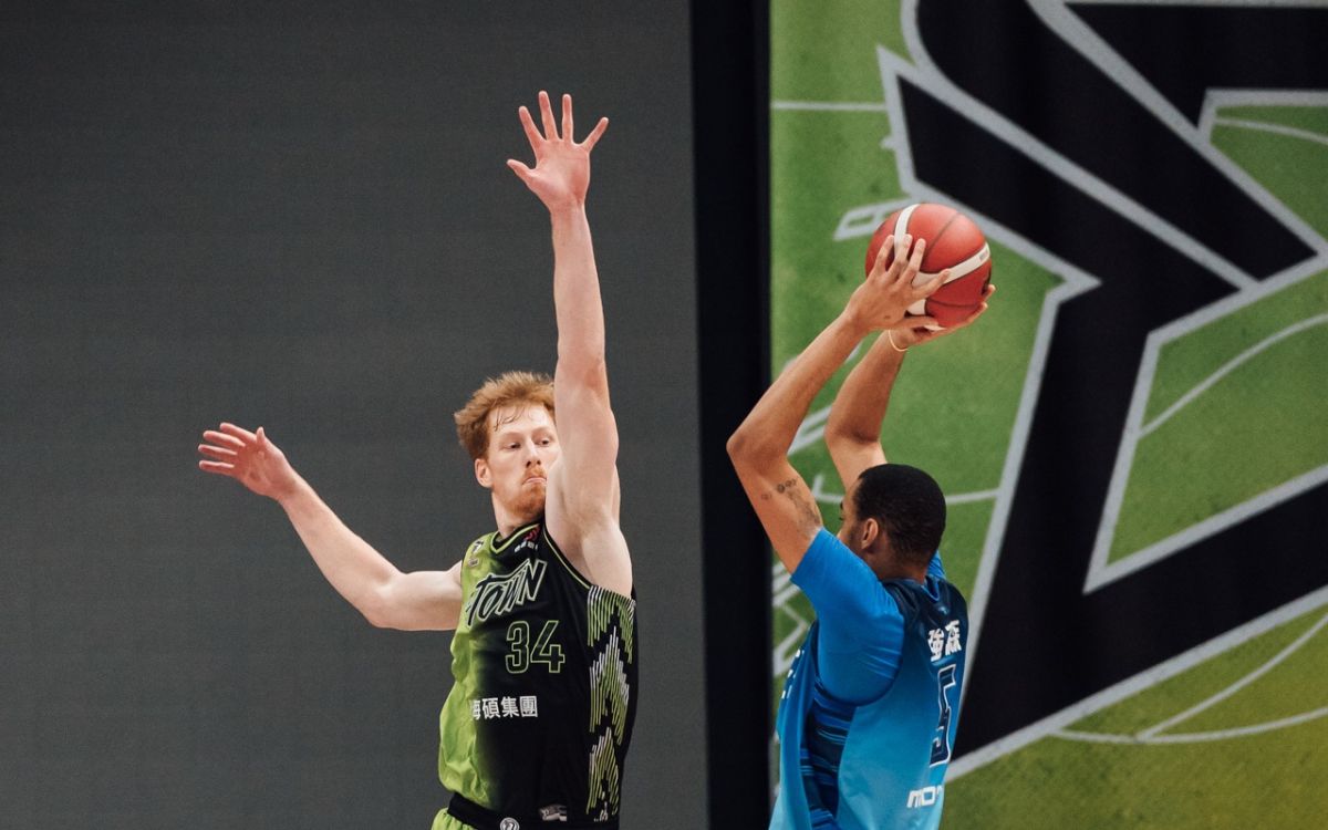 ▲富邦洋將強森出手投籃，夢想家中鋒吉爾貝克封阻不及。（圖／夢想家提供）