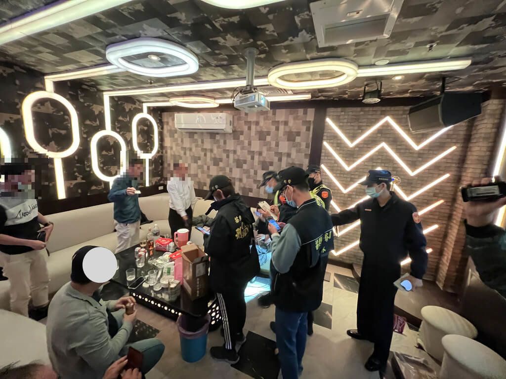 ▲苗栗縣警察局規劃「打擊黑幫威力掃蕩專案行動」，5日晚間動員90名警力掃蕩幫派分子經營、依附、圍事、賴以為生的行業與經常聚集活動處所，並針對舞廳、酒店、KTV等治安熱點及易引發街頭聚眾鬥毆等治安顧慮場所強力臨檢取締。（苗栗縣警察局提供）中央社記者管瑞平傳真 111年12月6日