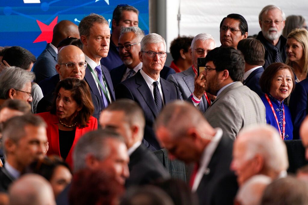 ▲蘋果公司執行庫克出席台積電亞利桑那州鳳凰城廠移機典禮。（圖／美聯社／達志影像）