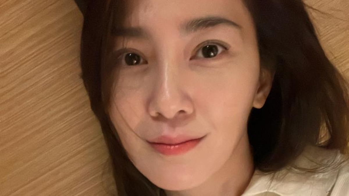 ▲許藍方新造型露出水蛇腰，讓人眼睛一亮。（圖／翻攝自許藍方博士 Dr. Gracie臉書）