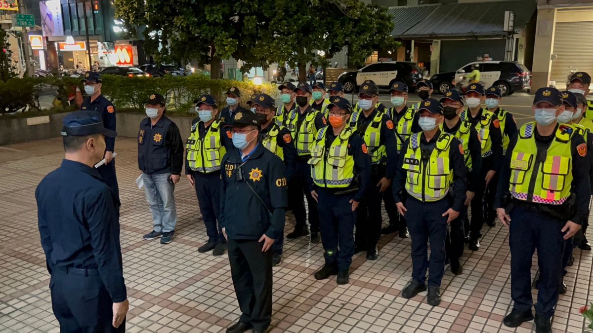 ▲苓雅分局於6日晚間22時10分由分局長王世芳主持勤前教育，共計動員40餘名警力，針對轄內各大舞廳及酒店等娛樂場所執行強勢臨檢。（圖／記者郭凱杰翻攝）