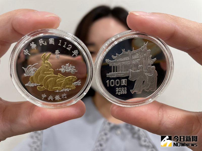 ▲中央銀行委請台灣銀行發售第輪生肖紀念套幣系列第7套「癸卯兔年生肖紀念套幣」,採雙軌銷售,12月12日開放網路預購,台銀也將於明(2023)年1月4日開賣。(圖/記者顏真真攝)
