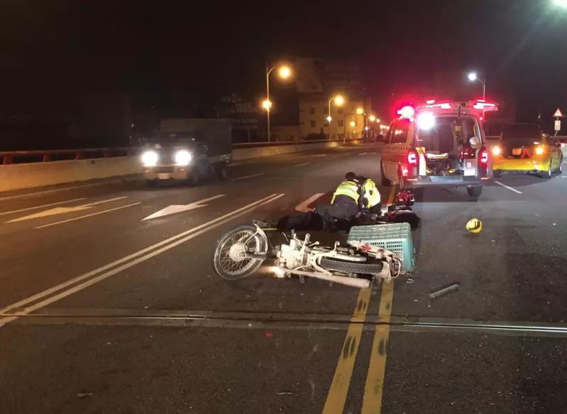 ▲台中市東區今（7）日凌晨發生一起死亡車禍，一輛機車與計程車擦撞，機車騎士當場噴飛，送醫後宣告不治。（圖／翻攝畫面）