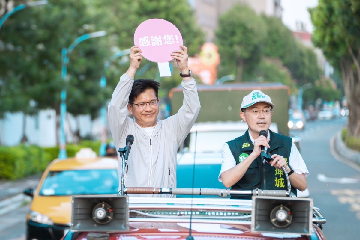 ▲林佳龍兵敗新北46萬票，跌破不少人眼鏡。圖為林佳龍與發言人李坤城一同謝票。（圖／資料照）
