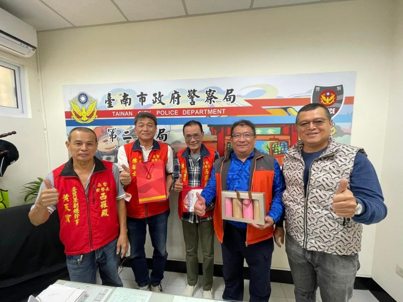 ▲西羅殿管委前往派出所向積極辦案的警方致謝。（圖／翻攝自西羅殿臉書）