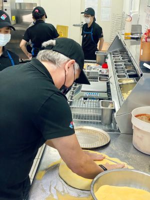 ▲台灣達美樂CEO Ronald Dekker親自製作披薩。（圖／記者蕭涵云攝）