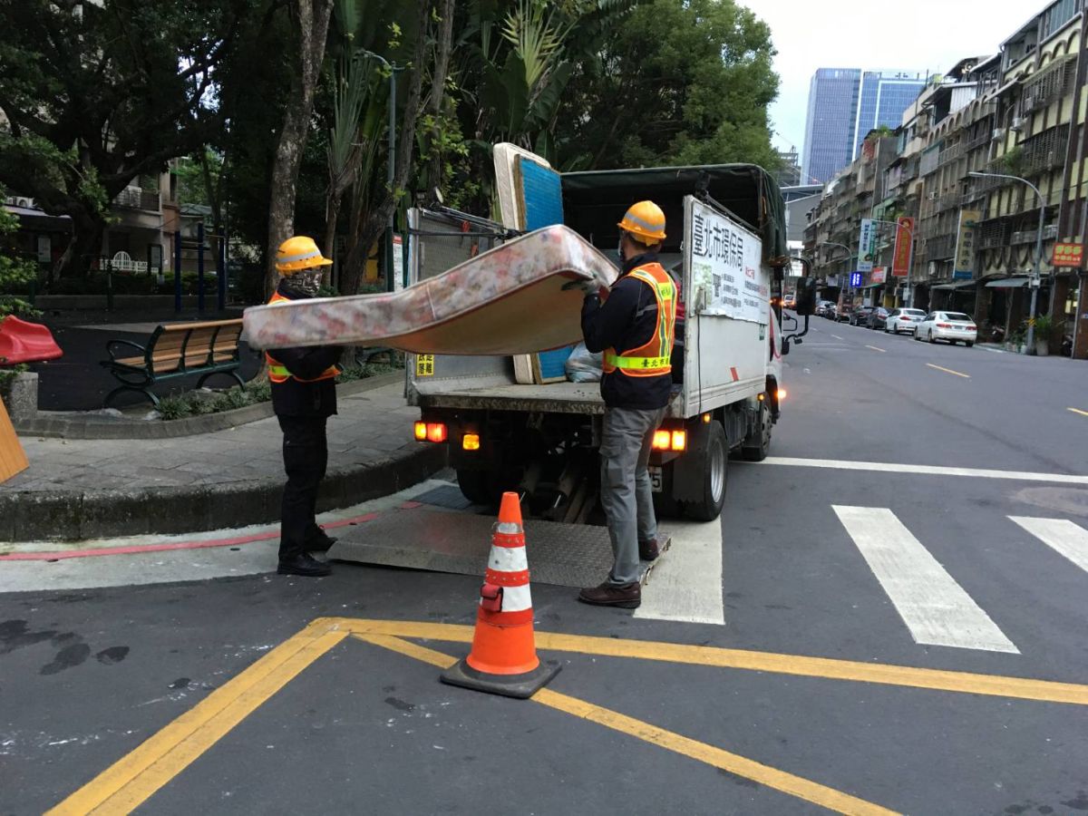 ▲北市加發夜點費，夜勤清潔人員每月加薪逾2000元。（圖／翻攝台北市環保局粉絲團）