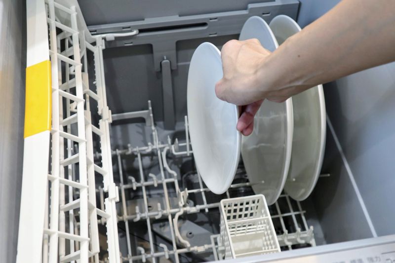 ▲洗碗機解放雙手好輕鬆，但清潔後多一步驟沖洗可去除化學物質殘留。（示意圖／取自photo AC）