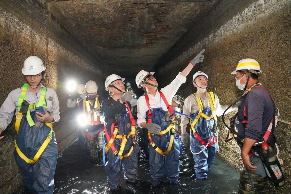 ▲市長陳其邁今天視察前鎮區漁港北一路下水道清疏作業，並進入箱涵視察下水道清淤的狀況及檢查是否確實完成清疏及排水是否通暢。(圖／記者郭凱杰翻攝)