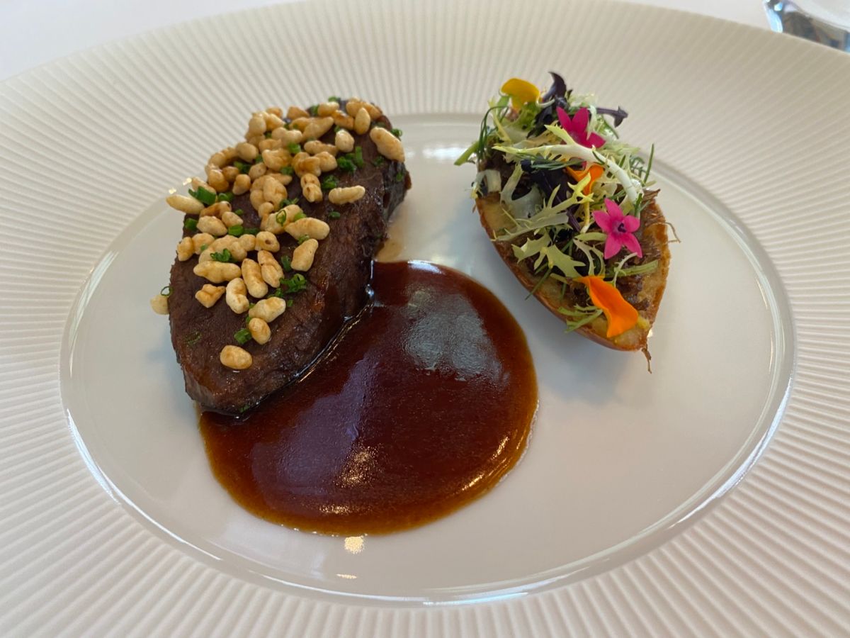 ▲裕元映景觀午間套餐，有三道主餐可供選擇，澳洲燉和牛頰是運用勃根地紅酒文火慢燉，口感層次有變化。（圖／記者金武鳳攝，2022.12.7)