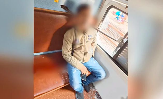 ▲一名男子哈里克什（Harikesh Kumar Dubey），日前搭火車從德里前往蘇丹普爾，途中經過達布爾索姆納車站時，突然天外飛來「一根長鐵棍」破窗射入，瞬間貫穿他的頭顱與車廂隔板，將他直接釘死在座位上，當場慘死，當地警方已著手調查該案件。（圖／翻攝「@ndtv」推特）