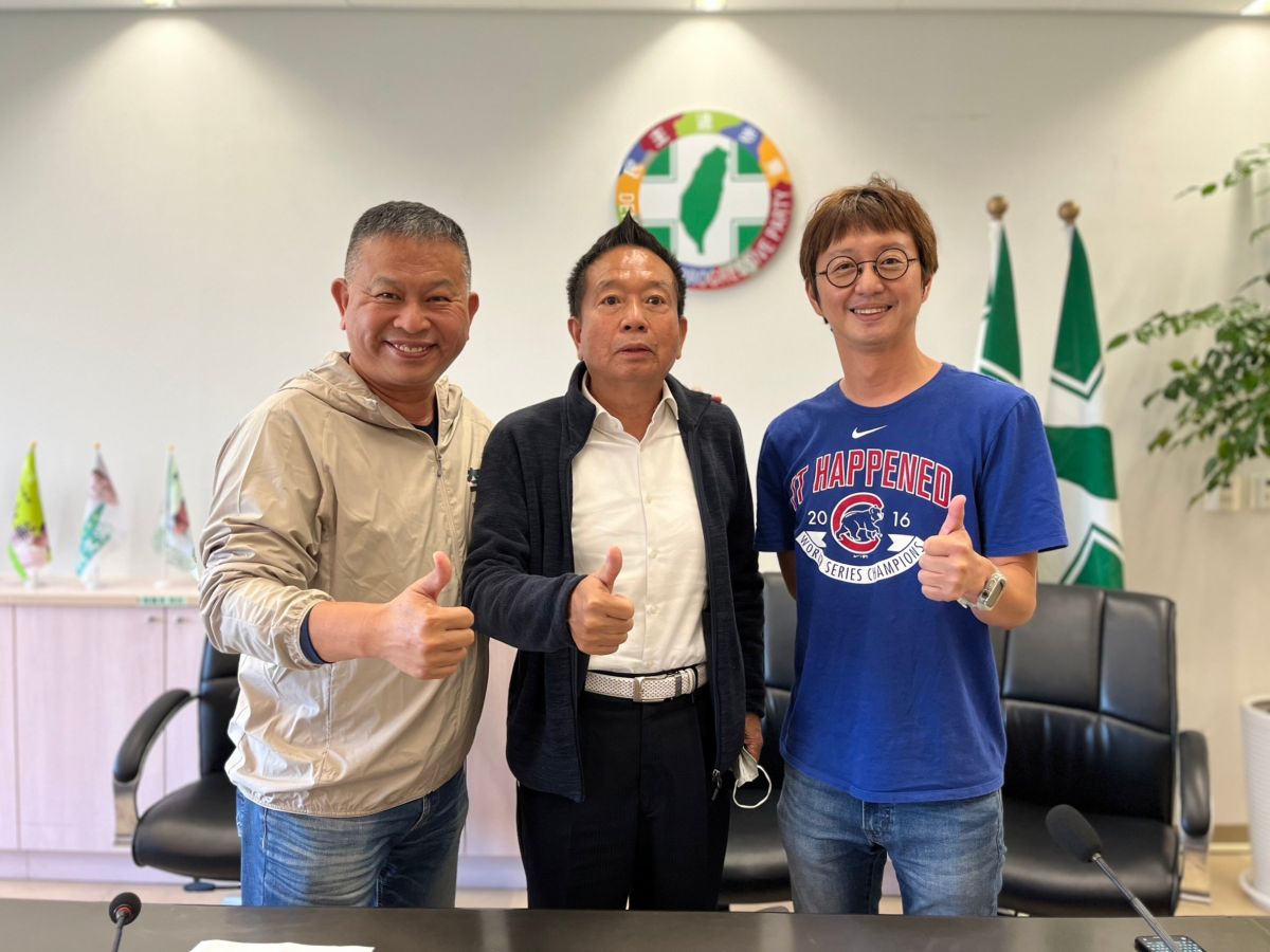 ▲台中市議會民進黨團總召集人改選，有正國會何文海(中者)勝出(圖／黨團提供2022.12.7)