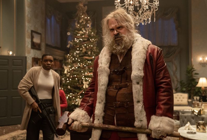 ▲大衛哈伯演出聖誕老人，在溫馨的耶誕夜裡攻擊入侵者。（圖／UIP提供）