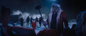 ▲電影《暴戾夜》片中的聖誕老人，揮別慈祥形象大開殺戒。（圖／UIP提供）