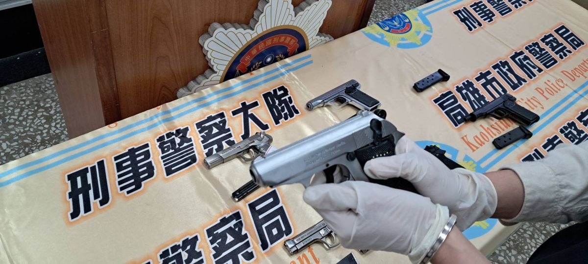 ▲高雄市刑大日前先後於橋頭一名唐姓工人和台中一名林姓男子2人身上各搜出3把模擬槍，警方將其送辦，2人最高恐吃上20萬元罰鍰。(圖／記者郭凱杰翻攝)