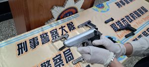 未在免罰期限繳槍 2男家藏6模擬槍依新法恐吃20萬罰緩