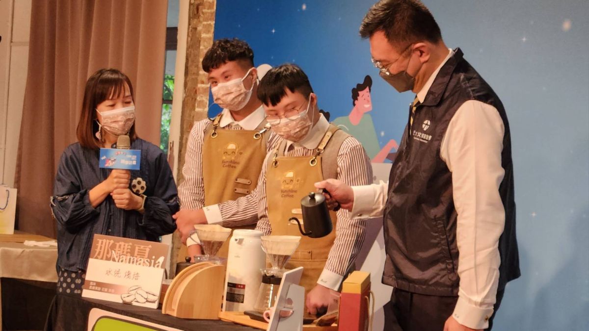 ▲元大文教基金會今（7）日在華山文創園區，舉辦第6屆公益圓夢計畫成果發表會。圖為身障青年（中）教執行長楊荊蓀手沖咖啡。（圖／記者李琦瑋攝，2022.12.07）