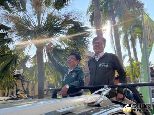 民進黨中常會今日移師嘉義市,代理黨主席陳其邁會後與市長候選人李俊俋車隊掃街。 ▲民進黨中常會今日移師嘉義市,代理黨主席陳其邁會後與市長候選人李俊俋車隊掃街。(圖/記者黃宣尹攝,2022.12.07)