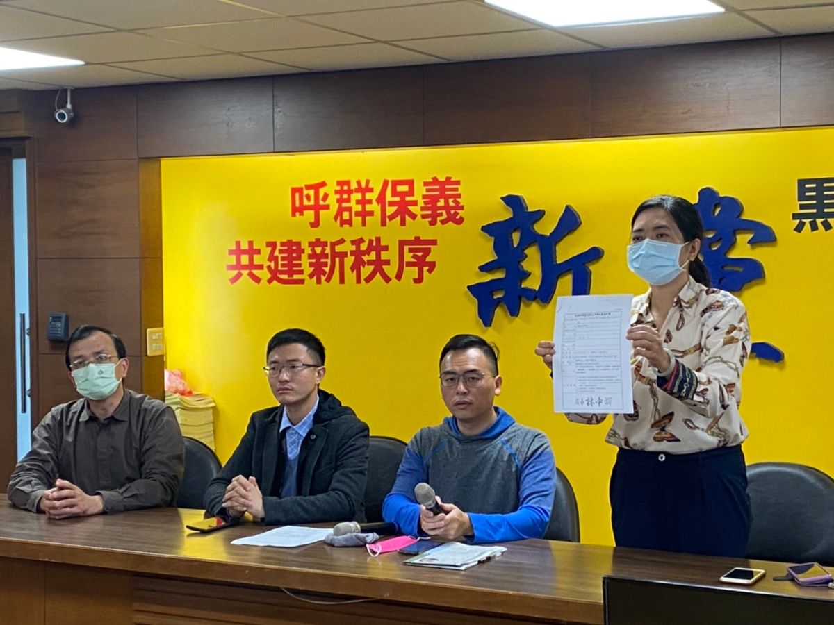 ▲新黨今召開記者會指控，陳明通疑似背後下令新北市調查處，違法搜索5名新黨志工的家，並將其都帶回偵訊，新黨痛斥遭民進黨迫害，並喊話高抬貴手。（圖／記者翁子竣攝，2022.12.07）