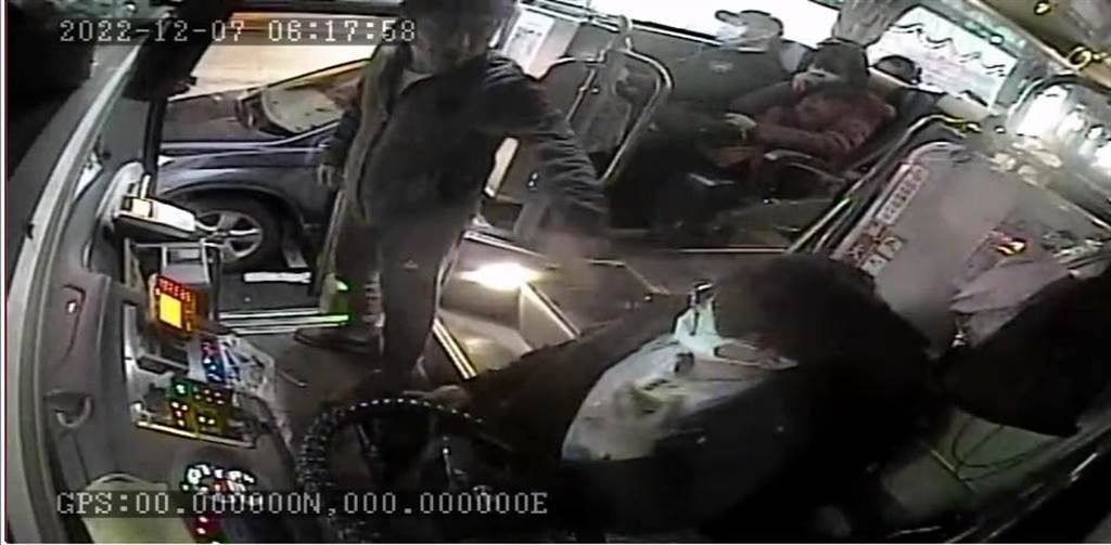 ▲今（7）日一輛違規停車在公車停靠區的自小客車駕駛，遭國光客運司機勸離後，雙方爆發行車糾紛。（圖／翻攝畫面）