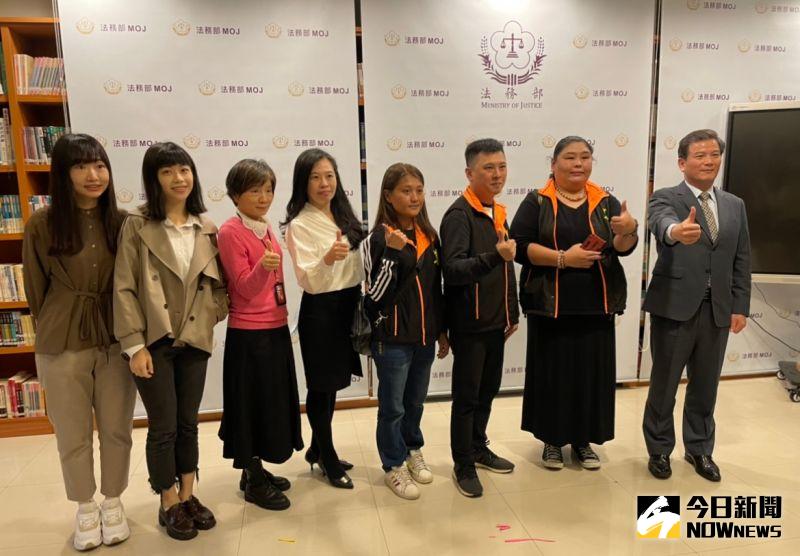 ▲更生人蔡文貴在法務部表演變臉並分享心路歷程(圖/記者潘千詩攝,2022.12.07)
